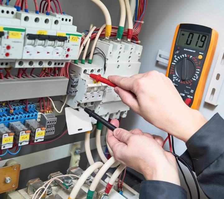 Intervention rapide pour toute urgence électrique, disponible 7j/7.